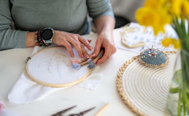 Osoba haftująca w pracowni